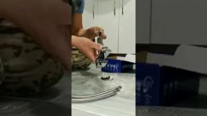 Установка раковины с тумбочкой в ванной комнате. Сантехник Брест.