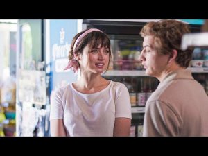 Служащий отеля использует камеры, чтобы шпионить за  гостьей, но видит больше, чем  рассчитывал