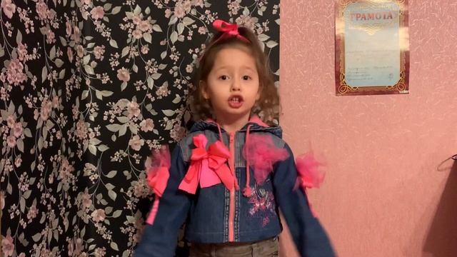 На конкурс «Дети читают стихи».Гладковская Варя,5 лет.