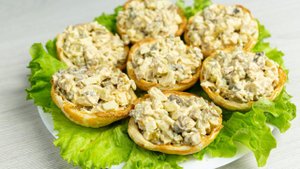 Закуска на праздничный стол. Необычный салат в тарталетках