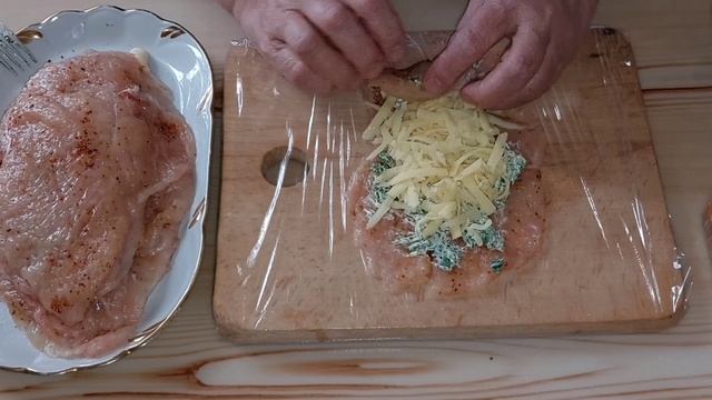 Очень вкусные куриные рулетики с зеленью, сыром и чесноком, приготовленные в духовке! смотреть онлайн