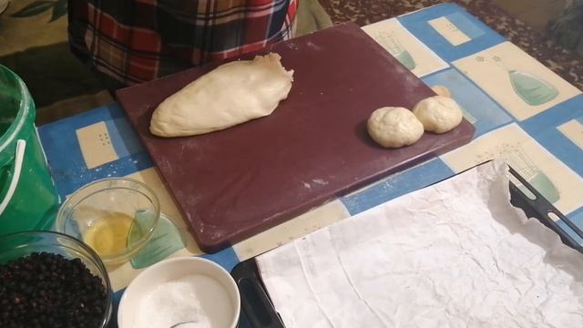 Булочки с иргой из дрожжевого теста