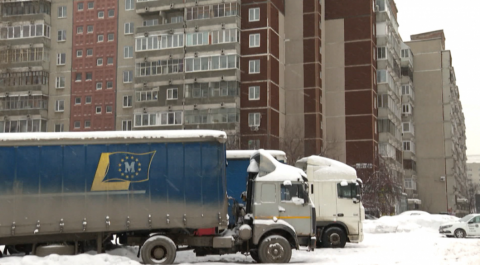 Россияне начали жаловаться на парковки фур во дворах