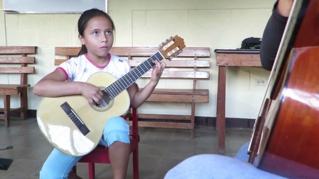 Método Suzuki para guitarra en Música para Vivir смотреть онлайн