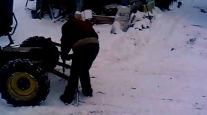 Переломка чистит снег