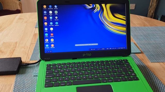 DIY Samsung DeX and Huawei Easy Projection Smartphone Laptop Dock/'Lapdock' from a Pi-Top V2 смотреть онлайн