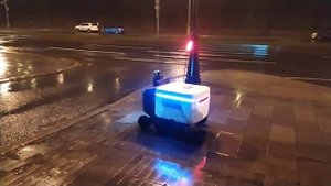 Яндекс робот под дождем.