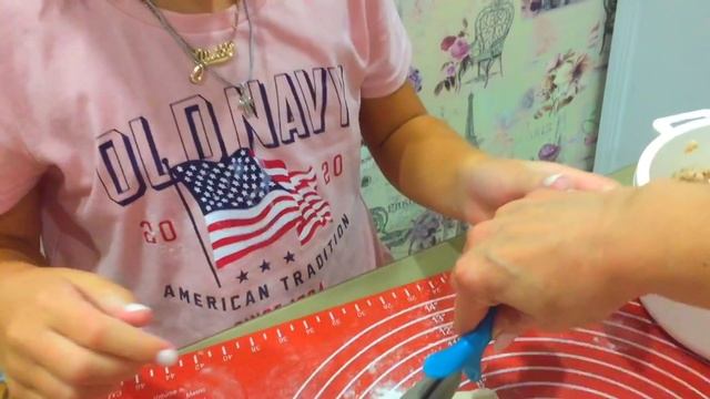 ПОКА ЛЕНА ЛАНГЕ В ПОИСКЕ... УЧУ НЕЛЛИ ГОТОВИТЬ. МАСТЕР КЛАСС. СТРЯПАЕМ ОРЕШКИ СО СГУЩЁНКОЙ. смотреть онлайн