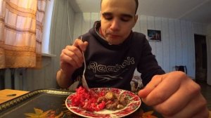МУКБАНГ Винегрет с тушенкой _Обжор. Еда. Вкусно_ Ужин MUKBANG #24