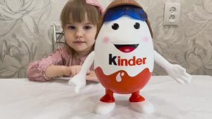КИНДЕР Человечек И ТАСЮША открывают киндер-сюрпризы! Видео для ДЕТЕЙ
