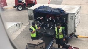 ✈️  Как разгружают багаж  в аэропорту