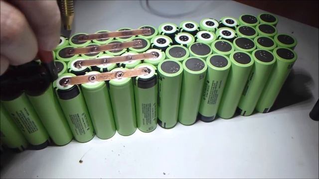 Сварка аккумуляторной батареи из литий-ионных элементов 18650 и медных пластин смотреть онлайн