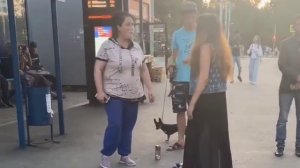 В Екатеринбурге бухая бабища пристала к неграм на остановке!