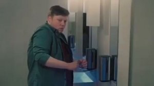 Мужик сходил в туалет, помачился в сушилку для рук