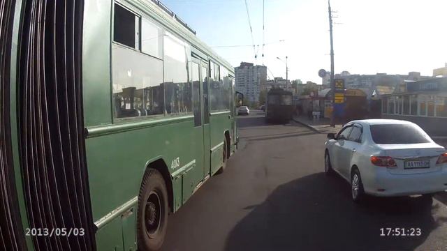 Водитель троллейбуса прижимает смотреть онлайн