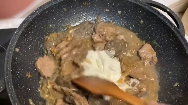 Печень говяжья и конины с луком в сметанном соусе