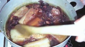 Вареное сало в луковой шелухе