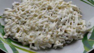 Салат с сыром, горошком и шпротами