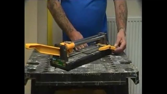 Using a contractors tile cutter смотреть онлайн