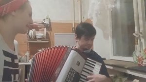 Никита Литвинков играет на баяне Танечку Буланову
