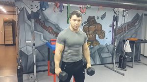 Подъем гантели над головой: варианты