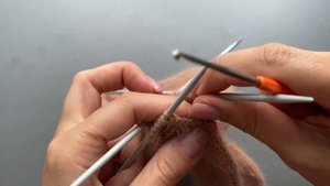 Простые варежки-рукавички спицами из пряжи пух норка, мастер-класс