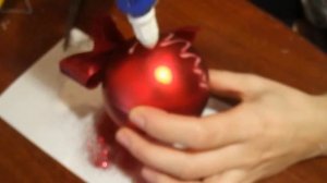 Декор елочного шара лентой и глиттером