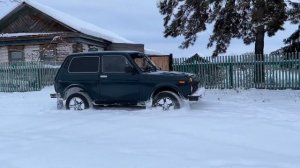 Lada 4x4 «Нива» зимой. На природу через сугробы