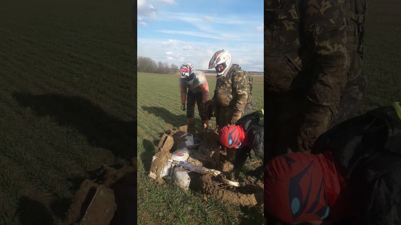 Помощь и взаимовыручка в эндуро @ Yamaha TTR увязла в поле и отрыгнул мотор. Японское качество :)