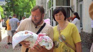 Выписка из роддома Одесса встреча из роддома красивыми ростовыми куклами