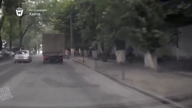 Неудачи при валке деревьев. [Осторожно работает бензопила]