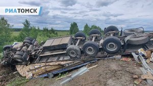 Фура с арбузами перевернулась на трассе под Томском