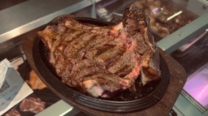 ЛУЧШИЙ СТЕЙК В МИРЕ. ФЛОРЕНТИЙСКИЙ СТЕЙК НА ЦЕНТРАЛЬНОМ РЫНКЕ ФЛОРЕНЦИИ. МЯСО. СТЕЙК НА 2 КГ.