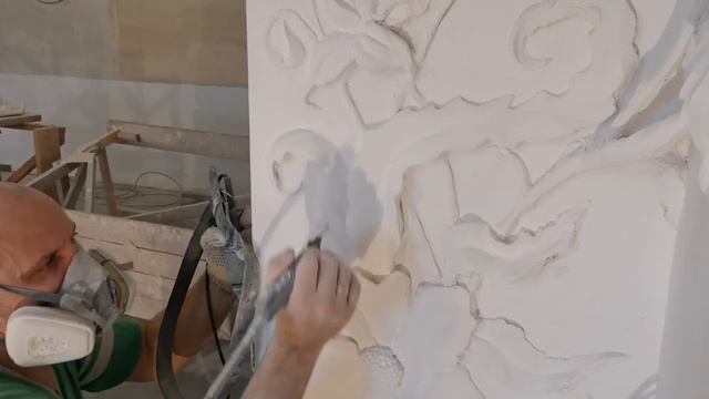 Барельеф на стене "Ирисы"
