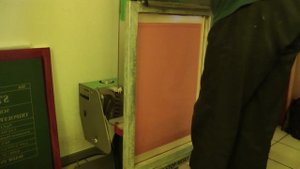 Автоматическое нанесение фотоэмульсии на ТПФ (Трафаретные Печатные Формы). Дигл-Дизайн.