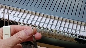 Как ввязать бусинки в полотно при машинном вязании