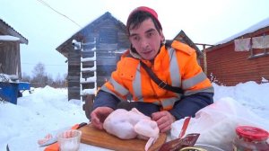 на рыбалку с соседом .делаю целиковую курицу на мангале получилось огонь.