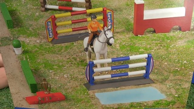 Распаковка Bruder. Игровой набор. Лошадки прыгают через барьеры смотреть онлайн