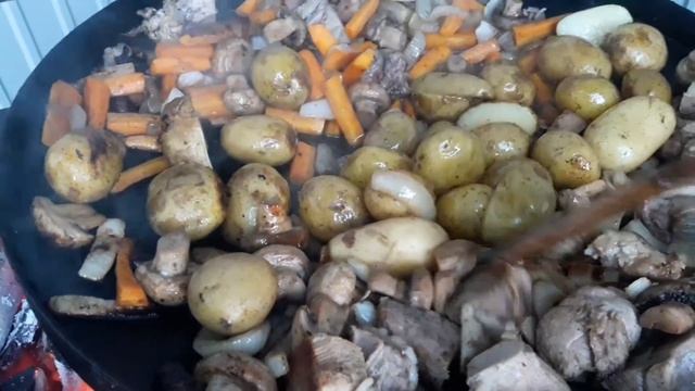 Мясо с овощами на мангале в сковороде #мясонамангале#овощисмясомнамангале