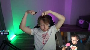 строго подстригся налысо