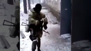 Военный танцует