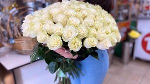 Сборка букета из 67 белых роз. Букет из 67 роз.