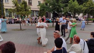 Танцуем под песню ТУМ БАЛАЛАЙКА!