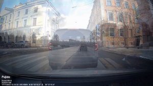 Видеорегистратор Fujida Zoom Hit S Wi-Fi Duo. Наглые дятлы. Пример съёмки в  солнечную погоду.