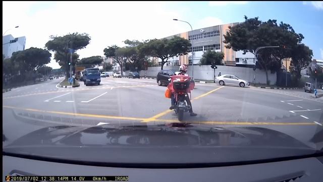 2jul2019 #FBP659S food panda rider misjudge the oncoming traffic & was send flying by white suv смотреть онлайн