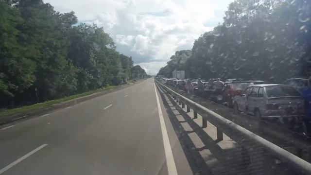 Десятикилометровая очередь на российско-украинской границе смотреть онлайн