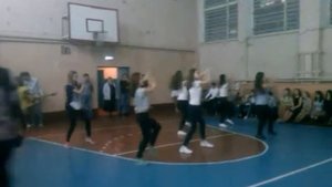 Танец. Осенний бал в школе.