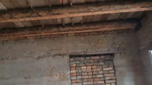 Демонтируем потолок из дранки и глины. 1.5 тонны на 20 квадратных метрах
