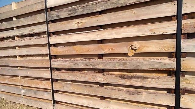 Деревянный забор в Красноярске из строганной доски 1-3 сорт, строганной.