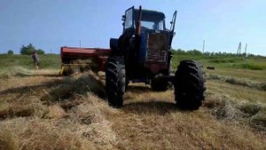 МТЗ-80 прессуем сено!!!